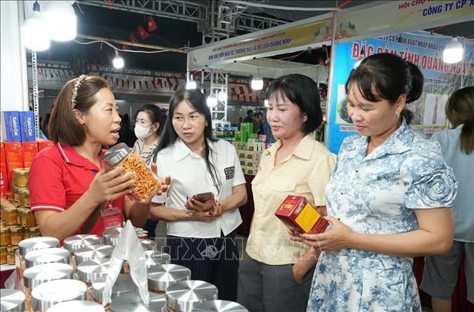 Nhân dân, du khách tham quan các gian hàng tại Hội chợ. Ảnh: Đồng Thúy - TTXVN