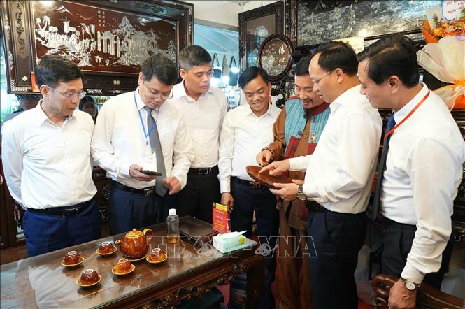 Phó Chủ tịch UBND tỉnh Bắc Ninh Phạm Văn Thịnh và các đại biểu tham quan các gian hàng tại Hội chợ. Ảnh: Đồng Thúy - TTXVN