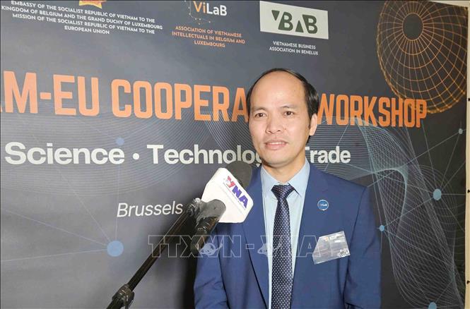Ông Phùng Quốc Trí trả lời phỏng vấn phóng viên TTXVN tại Bỉ. Ảnh: Duy Tùng - PV TTXVN tại Bỉ