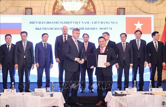 Thủ tướng Phạm Minh Chính chứng kiến trao văn kiện hợp tác giữa doanh nghiệp hai nước Việt Nam – Liên bang Nga. Ảnh: Dương Giang-TTXVN
