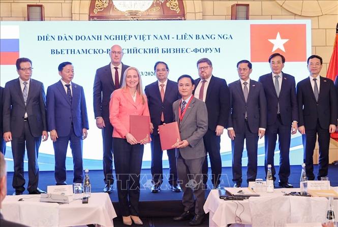 Thủ tướng Phạm Minh Chính chứng kiến trao văn kiện hợp tác giữa doanh nghiệp hai nước Việt Nam – Liên bang Nga. Ảnh: Dương Giang-TTXVN
