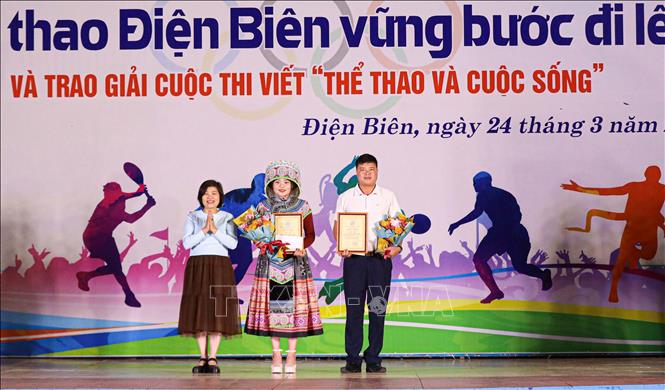 Ban Tổ chức trao hai giải Ba cho các tác giả. Ảnh: Phan Quân - TTXVN