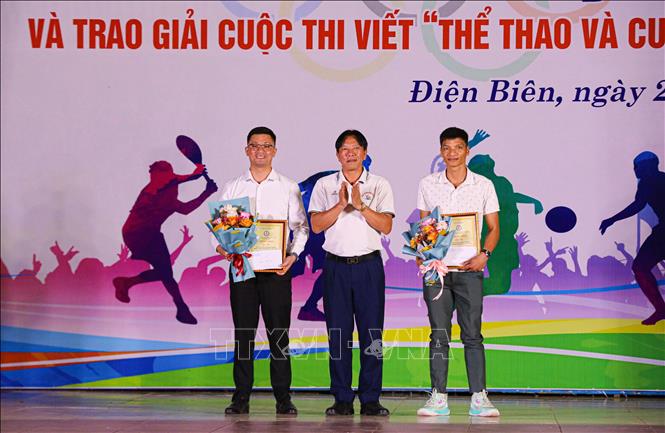 Ban Tổ chức trao hai giải Nhi cho các tác giả. Ảnh: Phan Quân - TTXVN