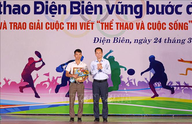 Quyền Giám đốc Sở Văn hóa, thể thao và Du lịch tỉnh Điện Biên Trần Hải Hà trao giải Nhất cho tác giả Dương Ngọc Phúc đến từ Trường PTDT bán trú THCS Mường Mươn, bản Huổi Vang, xã Mường Pồn. Ảnh: Phan Quân - TTXVN