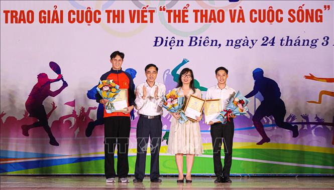 Ban Tổ chức trao giải Khuyến khích cho các tác giả đoạt giải. Ảnh: Phan Quân - TTXVN
