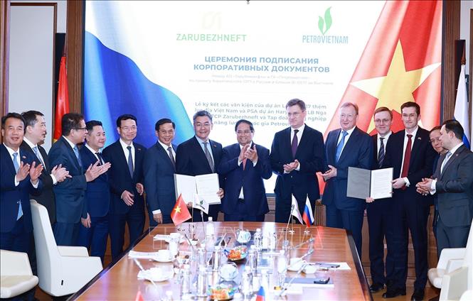 Thủ tướng Phạm Minh Chính và Phó Thủ tướng Liên bang Nga Alexander Novak chứng kiến ký kết hợp tác giữa Petrovietnam (PVN) và Zarubezhneft (Nga). Ảnh: Dương Giang-TTXVN