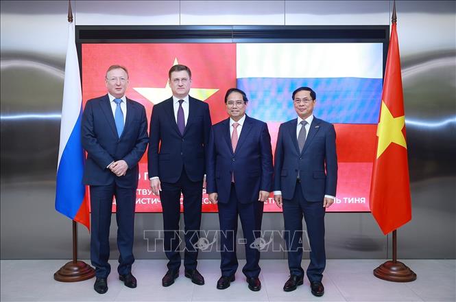 Thủ tướng Phạm Minh Chính cùng Phó Thủ tướng Liên bang Nga Alexander Novak, Tổng Giám đốc Công ty Zarubezhneft Sergei Kudryashov và Phó Thủ tướng Bùi Thanh Sơn chụp ảnh chung. Ảnh: Dương Giang-TTXVN
