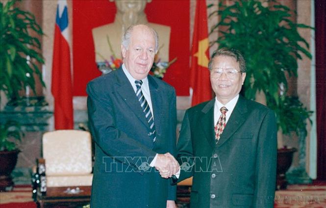 Chủ tịch nước Trần Đức Lương đón Tổng thống Chile Ricardo Lagos thăm cấp Nhà nước đến Việt Nam (22/10/2003). Ảnh: Nhan Sáng - TTXVN