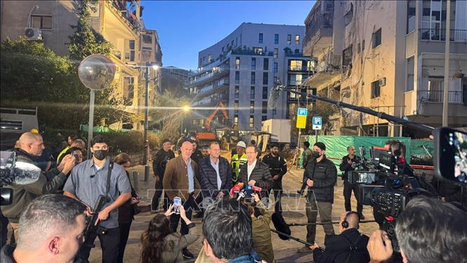 Tổng thống Israel Isaac Herzog trả lời câu hỏi của giới báo chí tại khu vực trúng tên lửa vào chiều 24/3/2026. Ảnh: Thanh Bình - PV TTXVN tại Israel