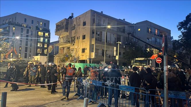 Khu vực bị trúng tên lửa nằm ở trung tâm thành phố Tel Aviv. Ảnh: Thanh Bình - PV TTXVN tại Israel