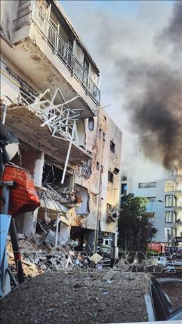 Nhiều khu nhà ở trung tâm thành phố Tel Aviv bị phá hủy do trúng tên lửa. Ảnh: Thanh Bình - PV TTXVN tại Israel