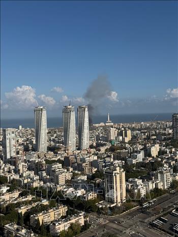 Khu vực bị trúng tên lửa nằm ở trung tâm thành phố Tel Aviv. Ảnh: Thanh Bình - PV TTXVN tại Israel