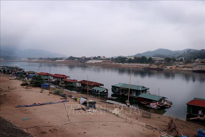 Thuyền, bè của người dân làng chài tại cầu số 3 trên sông Đà phải neo đậu xa bờ. Ảnh: Thanh Hải - TTXVN  