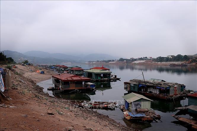 Nước hạ du sông Đà bị cạn, nhiều hộ dân tạm dừng khai thác thủy sản. Ảnh: Thanh Hải - TTXVN  