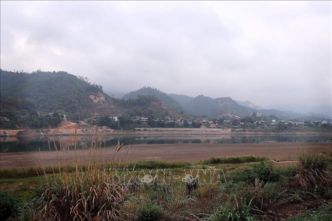 Diện tích dòng chảy mặt nước sông Đà bị thu hẹp do lưu lượng nước ít. Ảnh: Thanh Hải - TTXVN 