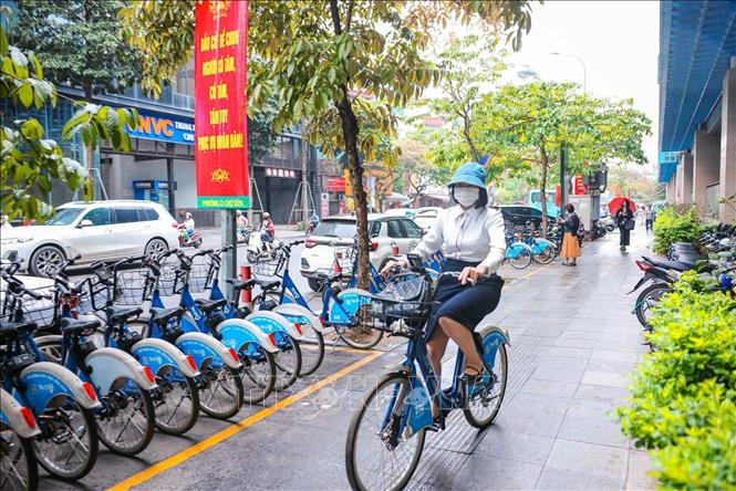 Nhiều người dân còn sử dụng dịch vụ xe đạp (cơ, điện) công cộng của TNGo, một hình thức giao thông đô thị mới, thân thiện với môi trường. Ảnh: Hoàng Hiếu - TTXVN