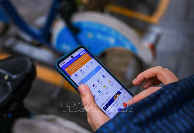Người dân sử dụng ứng dụng thuê xe điện tự lái khi cần di chuyển. Ảnh: Hoàng Hiếu - TTXVN