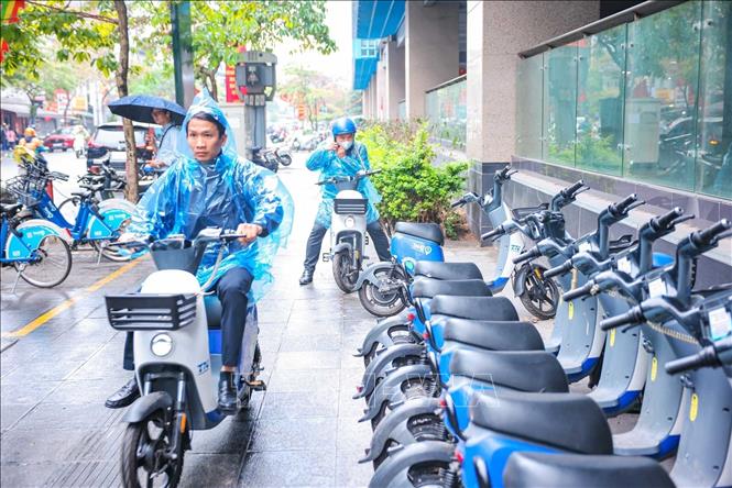 Hệ thống xe máy điện cho thuê ngày càng phát triển, cho phép người dân dễ dàng tiếp cận phương tiện di chuyển linh hoạt, tiện lợi mà không cần sở hữu cá nhân, đồng thời góp phần thúc đẩy lối sống xanh và giảm thiểu ô nhiễm môi trường. Ảnh: Hoàng Hiếu - TTXVN