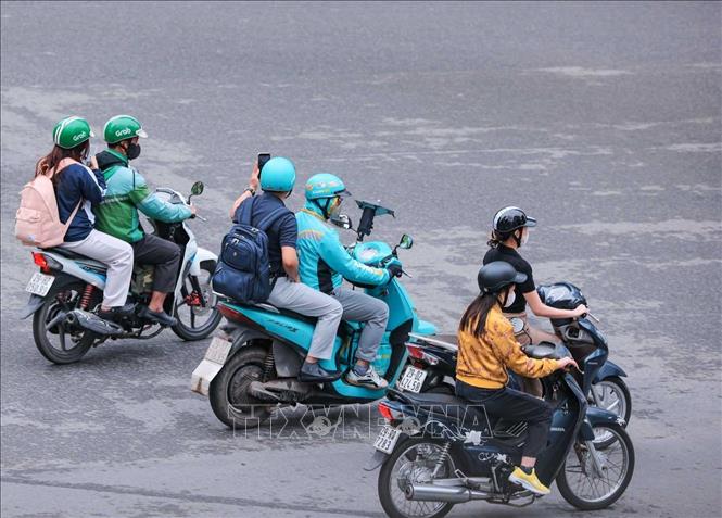 Người dân lựa chọn các phương tiện xe công nghệ chạy điện trong di chuyển nhờ sự tiện lợi và thân thiện với môi trường. Ảnh: Hoàng Hiếu - TTXVN