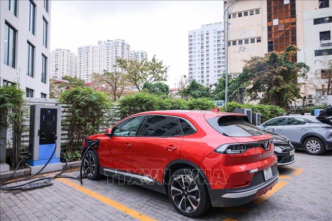 Ngày càng nhiều trạm xạc xe ô tô được xây dựng, tạo thuận tiện cho người sử dụng. Ảnh: Hoàng Hiếu - TTXVN