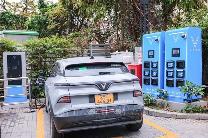 Ngày càng nhiều trạm xạc xe ô tô và trạm đổi pin với xe máy, xe đạp điện được xây dựng, tạo thuận tiện cho người sử dụng. Ảnh: Hoàng Hiếu - TTXVN