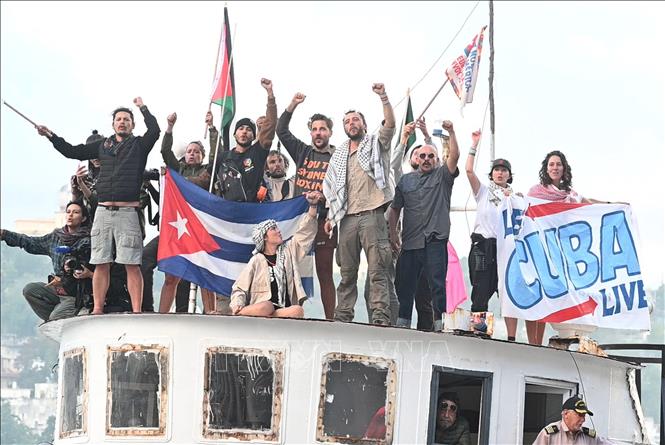 Các thành viên trên tàu thể hiện tình đoàn kết với Cuba. Ảnh: Việt Hùng- PV TTXVN tại Cuba