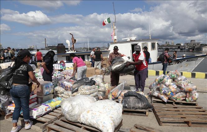 Tập kết hàng viện trợ. Ảnh: Việt Hùng - PV TTXVN tại Cuba
