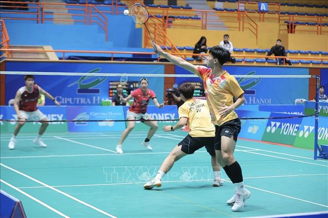Trận đấu nội dung đôi nam nữ giữa cặp VĐV Phạm Văn Trường - Bùi Bích Phương (áo cam, Việt Nam) gặp Makkasasithorn - Laisuan (áo hồng, Thái Lan), kết thúc trận đấu, đôi của Thái Lan giành chiến thắng với tỷ số 2-0. Ảnh: Minh Quyết - TTXVN