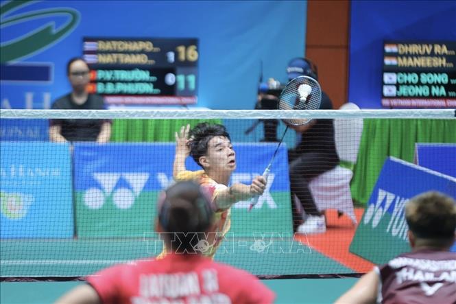 Trận đấu nội dung đôi nam nữ giữa cặp VĐV Phạm Văn Trường - Bùi Bích Phương (áo cam, Việt Nam) gặp Makkasasithorn - Laisuan (áo hồng, Thái Lan), kết thúc trận đấu, đôi của Thái Lan giành chiến thắng với tỷ số 2-0. Ảnh: Minh Quyết - TTXVN