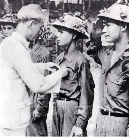 Chủ tịch Hồ Chí Minh tặng Huy hiệu “Chiến sĩ Điện Biên Phủ” cho những chiến sĩ trẻ đã lập công xuất sắc trong Chiến thắng lịch sử Điện Biên Phủ 