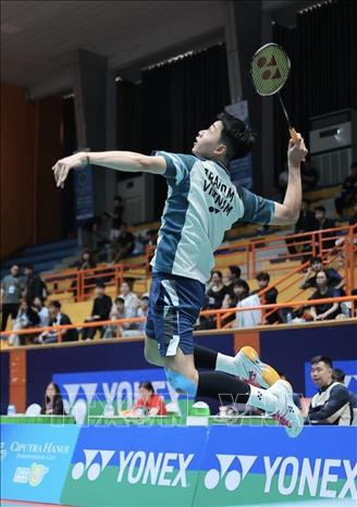 Tình huống đập cầu của VĐV Trần Đình Mạnh (Việt Nam) trong trận đấu gặp đôi VĐV Ravikrishna - Ananthakumar (UAE) ở nội dung đôi nam nữ. Ảnh: Minh Quyết - TTXVN