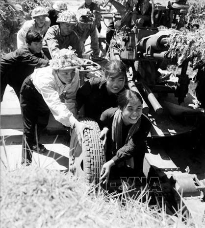 Nam, nữ thanh niên xã Đông Phú (Quảng Bình) giúp bộ đội kéo pháo vào trận địa (1965). Ảnh: Đức Như – TTXVN