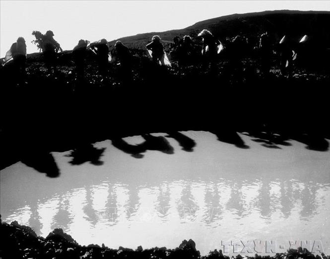 Tiểu đội 10 cô gái Ngã ba Đồng Lộc (Hà Tĩnh) trong kháng chiến chống Mỹ, cứu nước. Ảnh: Văn Sắc – TTXVN