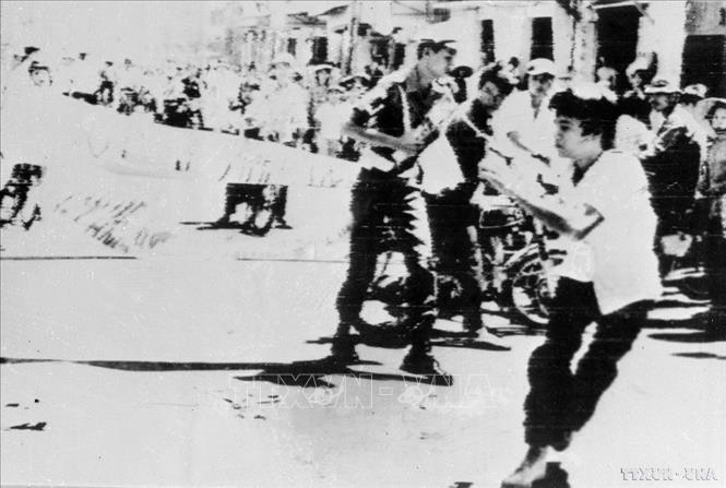 Sinh viên và thanh niên Sài Gòn biểu tình chống Thiệu bắt lính, đã đánh nhau với cảnh sát trên đường phố. Ảnh: TTXVN