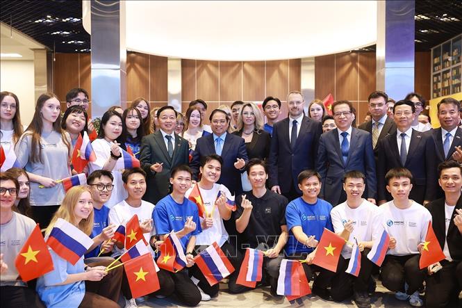 Thủ tướng Phạm Minh Chính với lãnh đạo và sinh viên Đại học Nghiên cứu Công nghệ Quốc gia MISIS. Ảnh: Dương Giang - TTXVN
