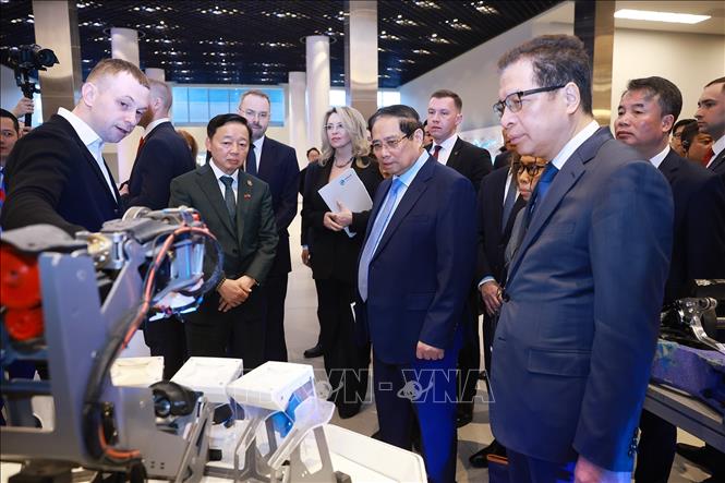 Thủ tướng Phạm Minh Chính xem sản phẩm nghiên cứu của sinh viên Đại học Nghiên cứu Công nghệ Quốc gia MISIS. Ảnh: Dương Giang-TTXVN