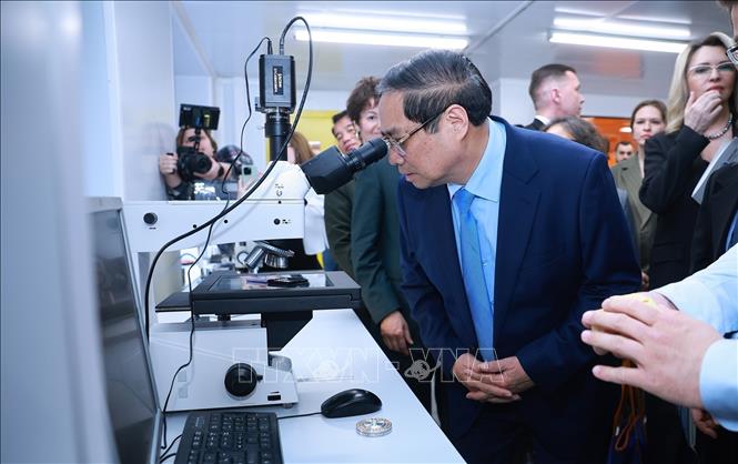 Thủ tướng Phạm Minh Chính thăm phòng nghiên cứu của sinh viên Đại học Nghiên cứu Công nghệ Quốc gia MISIS. Ảnh: Dương Giang - TTXVN
