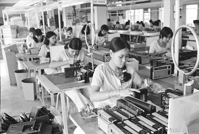 Các nữ thanh niên xưởng lắp máy thu thanh vô tuyến truyền hình National Sài Gòn hăng say lao động phục vụ nhân dân. Ảnh: Văn Bảo - TTXVN