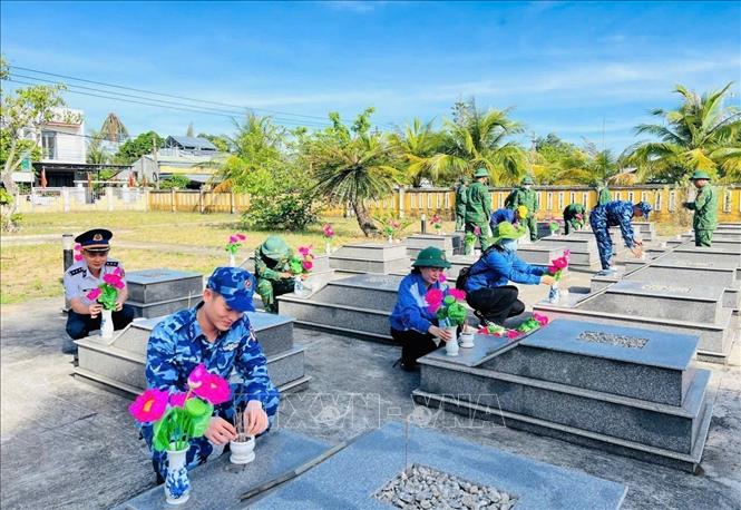 Đoàn viên, thanh niên Bộ Tư lệnh Vùng Cảnh sát biển 2, xã Núi Thành, thành phố Đà Nẵng tham gia dọn dẹp, chỉnh trang các nghĩa trang liệt sĩ trên địa bàn. Ảnh: TTXVN phát