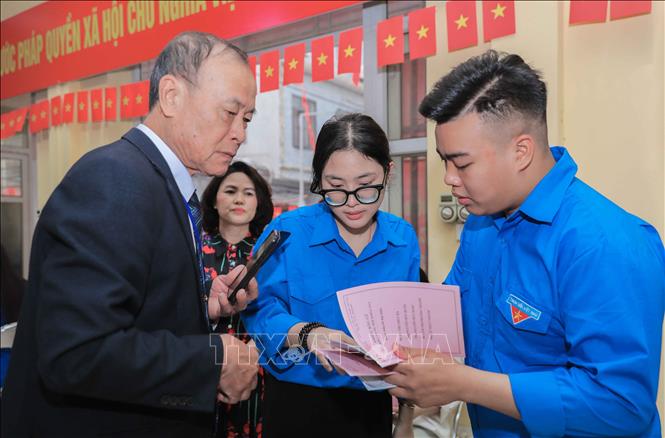 Lực lượng thanh niên tình nguyện phường Phúc Lợi, Hà Nội tích cực hỗ trợ, hướng dẫn cử tri tìm hiểu tiểu sử và quá trình công tác của các ứng cử viên trước khi thực hiện quyền bầu cử (3/2026). Ảnh: Phan Phương – TTXVN