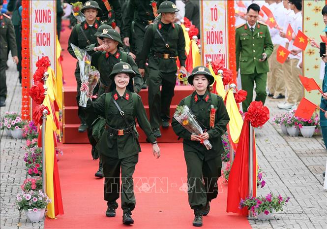 Phát huy truyền thống quê hương, luôn tuyệt đối trung thành với Đảng, Nhà nước và nhân dân, các thanh niên sẵn sàng lên đường nhập ngũ, hoàn thành tốt nhiệm vụ được giao. Trong ảnh: 2 nữ tân binh trong số 470 tân binh tại điểm giao nhận quân số 06, Ban Chỉ huy PTkV4 - Gia Lâm phấn khởi lên đường nhập ngũ (3/2026). Ảnh: An Đăng – TTXVN