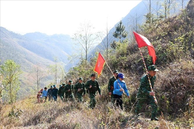 Đoàn viên, thanh niên huyện Đồng Văn, tỉnh Hà Giang phối hợp cùng cán bộ, chiến sĩ Đồn Biên phòng Lũng Cú tuần tra, bảo vệ đường biên, cột mốc biên giới (3/2024). Ảnh: Minh Đức - TTXVN
