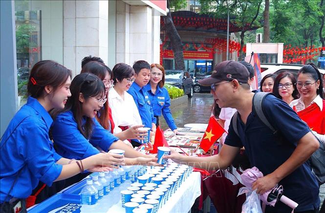 Đoàn thanh niên Thông tấn xã Việt Nam phát nước uống miễn phí phục vụ người dân xem Lễ diễu binh, diễu hành kỷ niệm 80 năm Quốc khánh 2/9 (Hà Nội, 9/2025). Ảnh: TTXVN