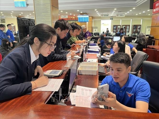 Thanh niên trên địa bàn tỉnh Thanh Hóa hưởng ứng phong trào “Bình dân học vụ số” (12/2025). Ảnh: Nguyễn Nam - TTXVN