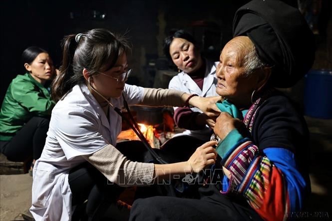 Bác sĩ trẻ Mai Thị Hiền, phụ trách trạm Y tế xã Hố Quáng Phìn, huyện Đồng Văn (Hà Giang), luôn nỗ lực trong công tác chăm sóc, khám chữa bệnh cho cộng đồng, trở thành chỗ dựa tin cậy của đồng bào dân tộc địa phương. Ảnh: Minh Đức – TTXVN