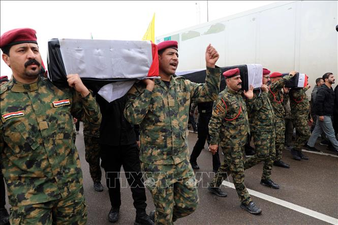 Đám tang các thành viên Lực lượng bán quân sự PMF của Iraq thiệt mạng trong các cuộc tấn công giữa lực lượng Mỹ-Israel với Iran, tại Baghdad, ngày 24/3/2026. Ảnh: THX/TTXVN