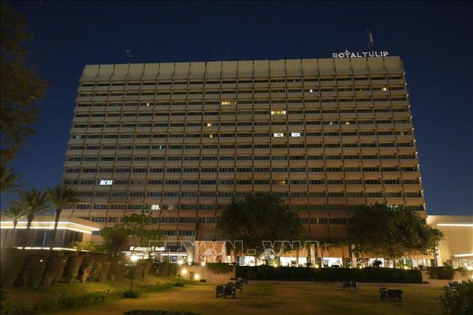 Khách sạn al-Rasheed ở thủ đô Baghdad, Iraq, nơi xảy ra vụ nổ lớn sau khi bị một thiết bị bay không người lái tấn công, ngày 17/3/2026. Ảnh: THX/TTXVN