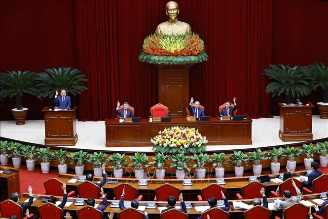 Đại biểu biểu quyết thông qua Nghị quyết Hội nghị lần thứ hai Ban Chấp hành Trung ương Đảng khoá XIV. Ảnh: Doãn Tấn - TTXVN