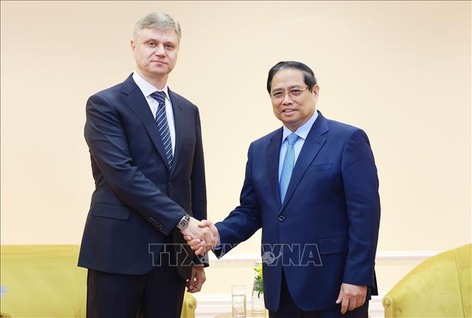 Thủ tướng Phạm Minh Chính tiếp ông Oleg Valentinovich, Giám đốc điều hành kiêm Chủ tịch Hội đồng quản trị Công ty Cổ phần Đường sắt Liên bang Nga. Ảnh: Dương Giang - TTXVN 
