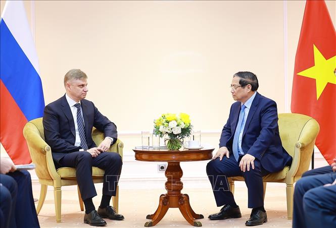 Thủ tướng Phạm Minh Chính tiếp ông Oleg Valentinovich, Giám đốc điều hành kiêm Chủ tịch Hội đồng quản trị Công ty Cổ phần Đường sắt Liên bang Nga. Ảnh: Dương Giang - TTXVN 
